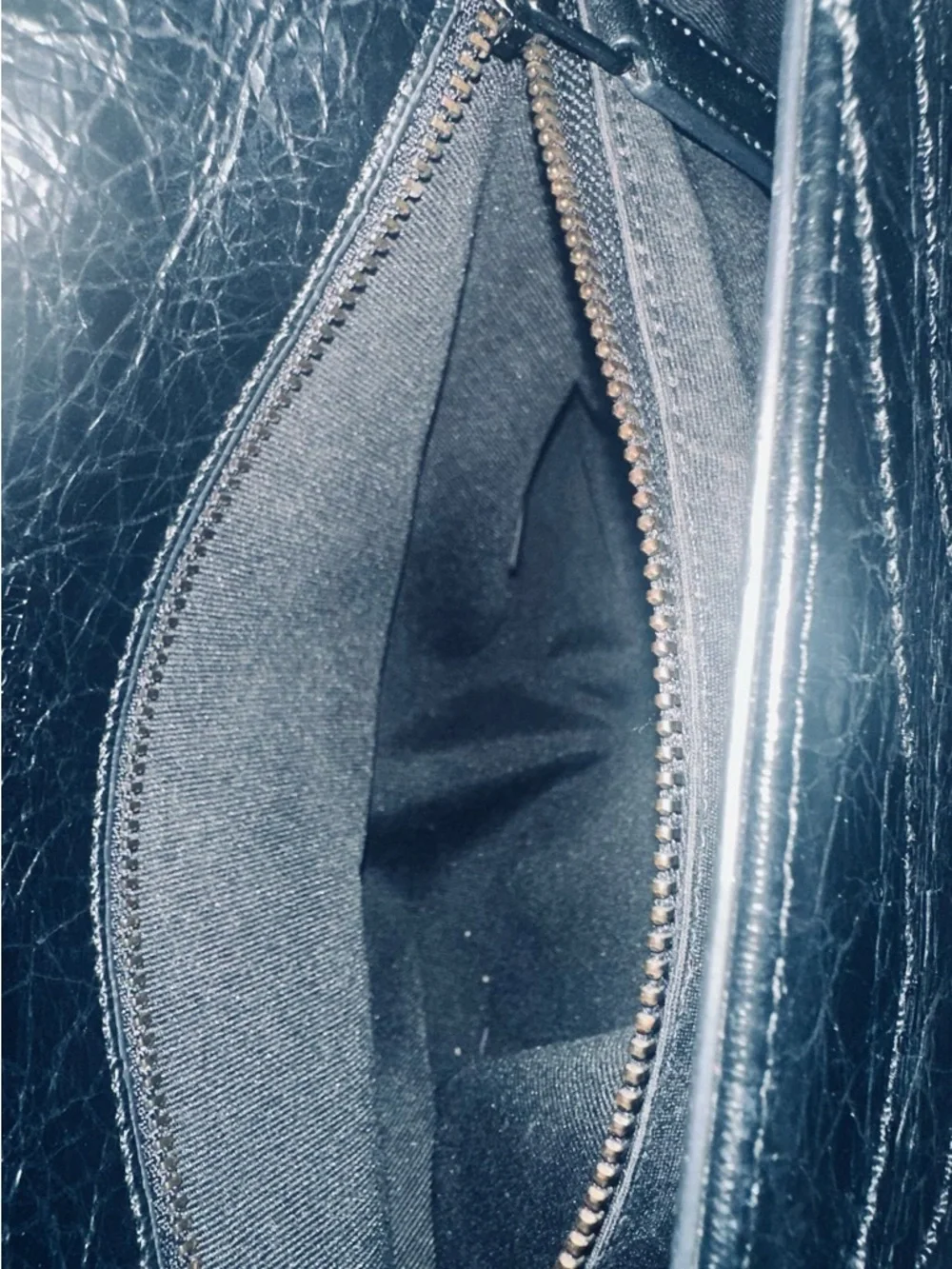 Saint Laurent Niki Medium Shoulder Black CrinkleChain-Shoulder Bag with YSL Logo - Picture 12 of 12